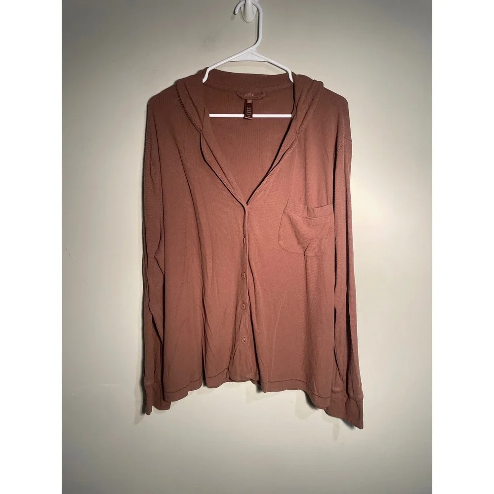SKIMS Soft Lounge Ribbed Long Sleeve Button Down Pajama Top in Copper Size XL